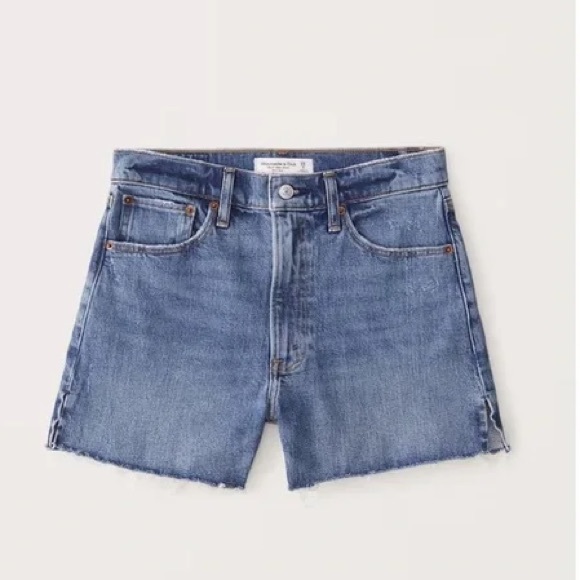 Abercrombie & Fitch Pants - 6. NWT Abercrombie & Fitch 4” Mom Short